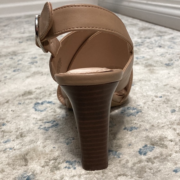 Kelly & Katie tan heels - Picture 11 of 15